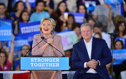 Hillary Clinton hace campaña junto a Al Gore en Florida este martes.