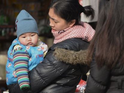 Una madre con su beb&eacute; en una calle de Shangh&aacute;i. 