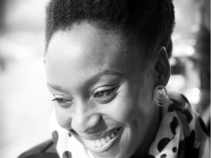 Chimamanda Ngozi Adichie, antes de la entrevista en una cafeter&iacute;a en Columbia.