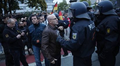 Manifestantes de ultraderecha se enfrentan a la policía en una marcha organizada por AfD este sábado en Chemnitz (Alemania).