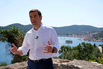 El primer ministro griego, Alexis Tsipras, en un mensaje televisado al país desde la isla de Itaca.