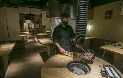Preparación de brasas para el 'sumibiyaki' en el restaurante Pilar Akaneya, en Madrid.