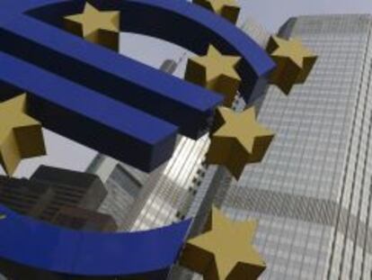 Vista del logotipo del euro frente a la sede del Banco Central Europeo (BCE) en Fr&aacute;ncfort.