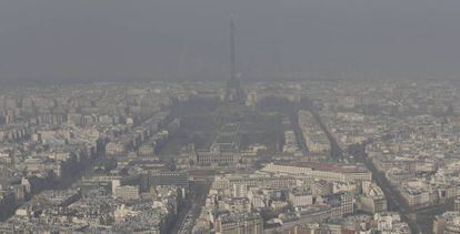 La torre Eiffel durante unos días de alerta por contaminación en 2014.