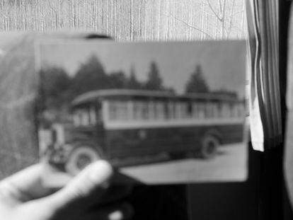 Reproducción de una postal antigua de un autobús intercomarcal. 