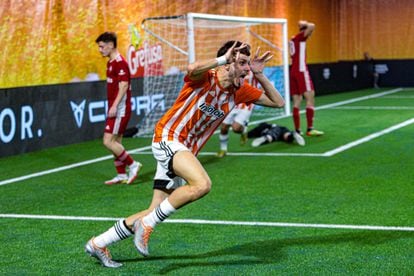 El jugador número 9 del XBuyerTeam, Poch, celebra un gol marcado en el partido contra el Jijantes FC.