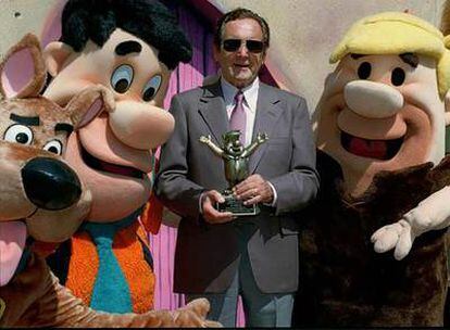 El productor Joseph Barbera rodeado por algunos de los personajes de sus series animadas.