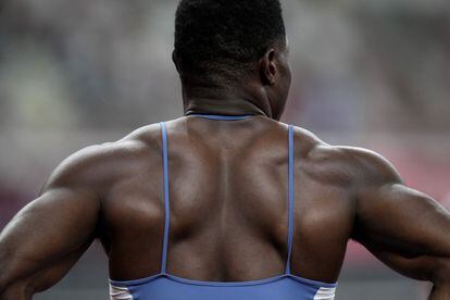 Detalle de la espalda del atleta liberiano Emmanuel Matadi antes de disputarse los 100 metros masculinos.