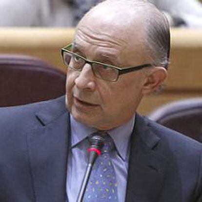 Cristóbal Montoro, ministro de Hacienda y Administraciones Públicas, ayer en el Senado.