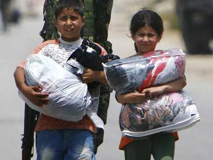 Dos niños palestinos huyen del campo de refugiados de Nahar el Bared.