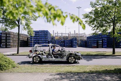 Un e-Golf sin paneles, con la estructura a la vista, en el que se aprecia todo el cableado y electrónica que hace funcionar su mecánica eléctrica.