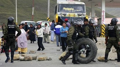 Agentes policiales intentan despejar una carretera bloqueada por los huelguistas en La Cumbre.