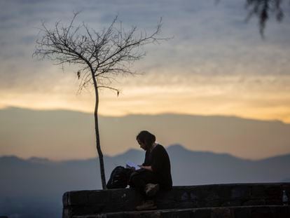 Una persona lee en Santiago tras un día lluvioso en junio de 2023.