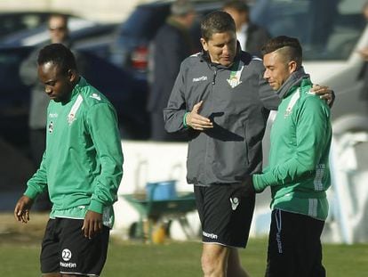 Garrido, nuevo técnico del Betis, con Rubén Castro en un entrenamiento