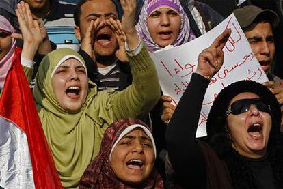 Mujeres contrarias al régimen de Mubarak protestan ayer en El Cairo.