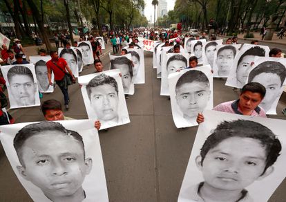 Familiares, estudiantes y simpatizantes de los 43 jóvenes desaparecidos de Ayotzinapa durante una protesta en Ciudad de México.