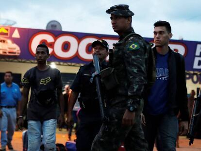 Soldados brasileños patrullan una calle próxima a la frontera en Pacaraima.