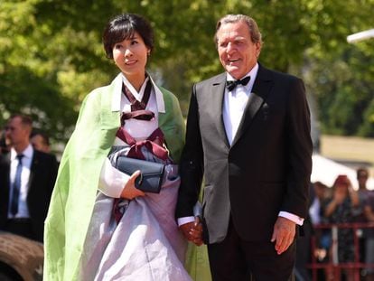 El excanciller alemán Gerhard Schroder y su esposa, Soyeon Kim, en el festival de Bayreuth, en julio.