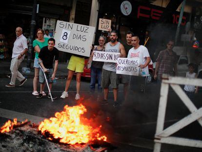 Vecinos del barrio de Villa Crespo, en la ciudad de Buenos Aires, protestan tras ocho días sin electricidad, el 17 de marzo de 2023.