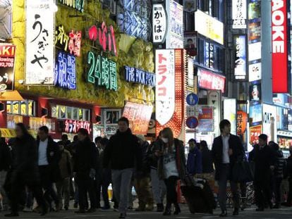 Decenas de personas caminan por una de las calles comerciales de Tokio, el pasado jueves.