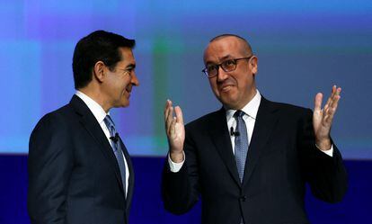 Carlos Torres (izquierda), presidente del BBVA, junto a Onur Genç, consejero delegado del grupo, este viernes durante la junta general de accionistas de la entidad, en Bilbao.