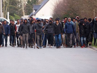 Varios hombres cargan palos en un enfrentamiento cerca de de Calais (Francia), este jueves.