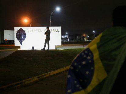 Simpatizantes de Bolsonaro se manifestaban contra la victoria electoral de Lula el día 2 frente a un cuartel militar en Brasilia.