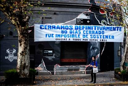 Un local cerrado por la pandemia en Buenos Aires exhibe un cartel de protesta, el 17 de junio de 2020.