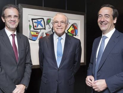 De izquierda a derecha, Jordi Gual, Isidre Fain&eacute; y Gonzalo Gort&aacute;zar.