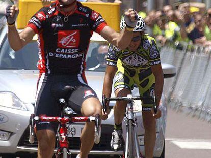 Alejandro Valverde gana ayer el Campeonato de España por delante de Óscar Sevilla.