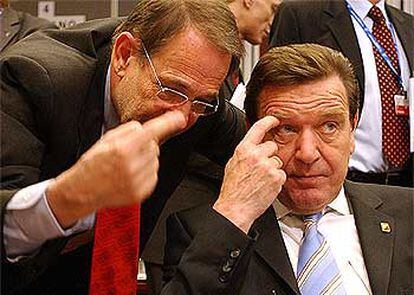 El alto representante para la Política Exterior, Javier Solana (izquierda), y el canciller alemán, Gerhard Schröder, ayer en Bruselas.