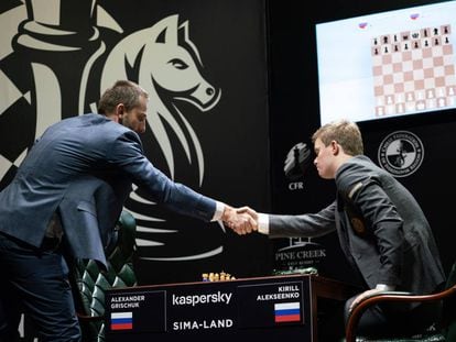 El ruso Alexánder Grischuk saluda a su compatriota Kiril Alexeyenko al llegar al escenario para disputar la primera ronda
