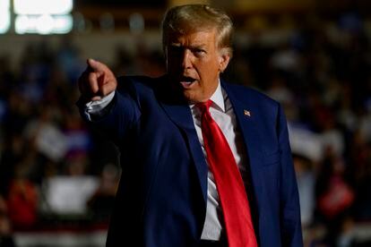 Donald Trump al dirigirse a sus partidarios en un acto de campaña, este sábado en Erie, Pensilvania.