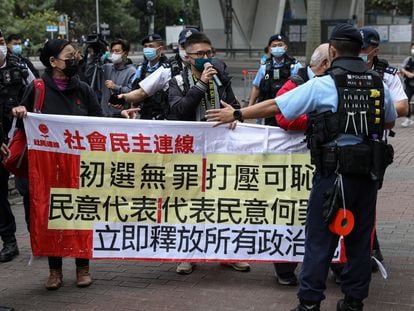 Unos manifestantes de la Liga Socialdemócrata, un partido prodemocracia de Hong Kong, reclamaba el lunes 6 de febrero de 2023 la liberación de prisioneros políticos ante los tribunales en los que se juzga a los 47 acusados de subversión.