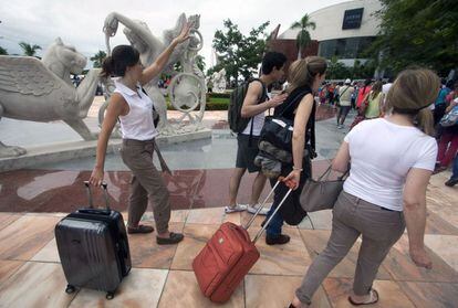 Turistas esperan la oportunidad de viajar de vuelta a casa a un check-in improvisado en el aeropuerto de Acapulco, estado de Guerrero, México,