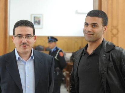 Taoufik Bouachrine (izquierda) junto al caricaturista Khalid Gueddar en una fotograf&iacute;a de 2009.