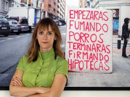 Elisa Hernando, frente a una de las fotografías de la sede de Idealista.