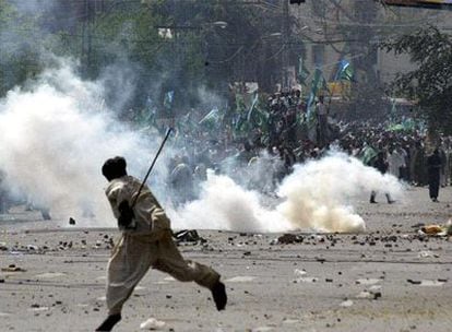 Duros enfrentamientos entre la policía y los opositores al Gobierno en Lahore, Pakistán