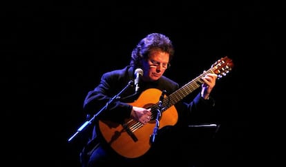 Toti Soler, en un concierto dedicado a Ovidi Montllor con motivo del décimo aniversario de su muerte.