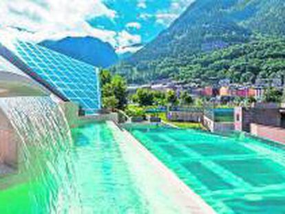 Laguna panorámica situada en la zona termolúdica de Caldea, en Andorra, construida por Fluidra.