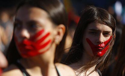 Dos manifestantes chilenas, este lunes.