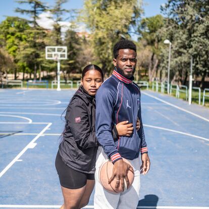 En la liga, apenas hay presencia femenina. Alrededor de las canchas se agolpan los aficionados para ver los partidos. Muchos acuden con sus parejas o familia. Los días de partido oficial en verano, la liga “Baloncesto sin fronteras” crea una enorme expectación en el barrio. En la foto, una pareja de adolescentes en la cancha de Ciudad de los Ángeles.