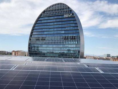 Paneles solares junto a la sede central de BBVA en Madrid, conocida como La Vela.  