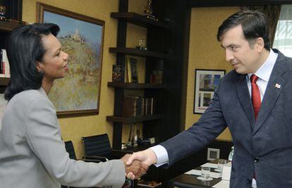 La secretaria de Estado de EE UU, Condoleezza Rice, y el presidente georgiano, Mijaíl Saakashvili