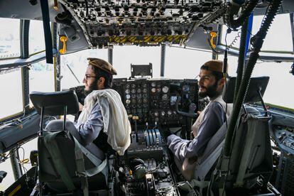 Combatientes talibanes, sentados en la cabina de un avión militar, este martes en el aeropuerto de Kabul.