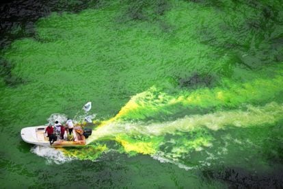 Un bote se mueve en el agua teñida de verde del Río Chicago para celebrar el Día de San Patricio.