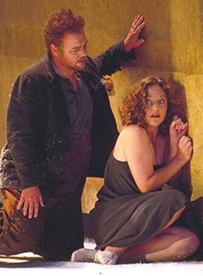 Wolfgang Schmidt y Evelyn Herlitzius, durante la representación de <i>Siegfried.</i>