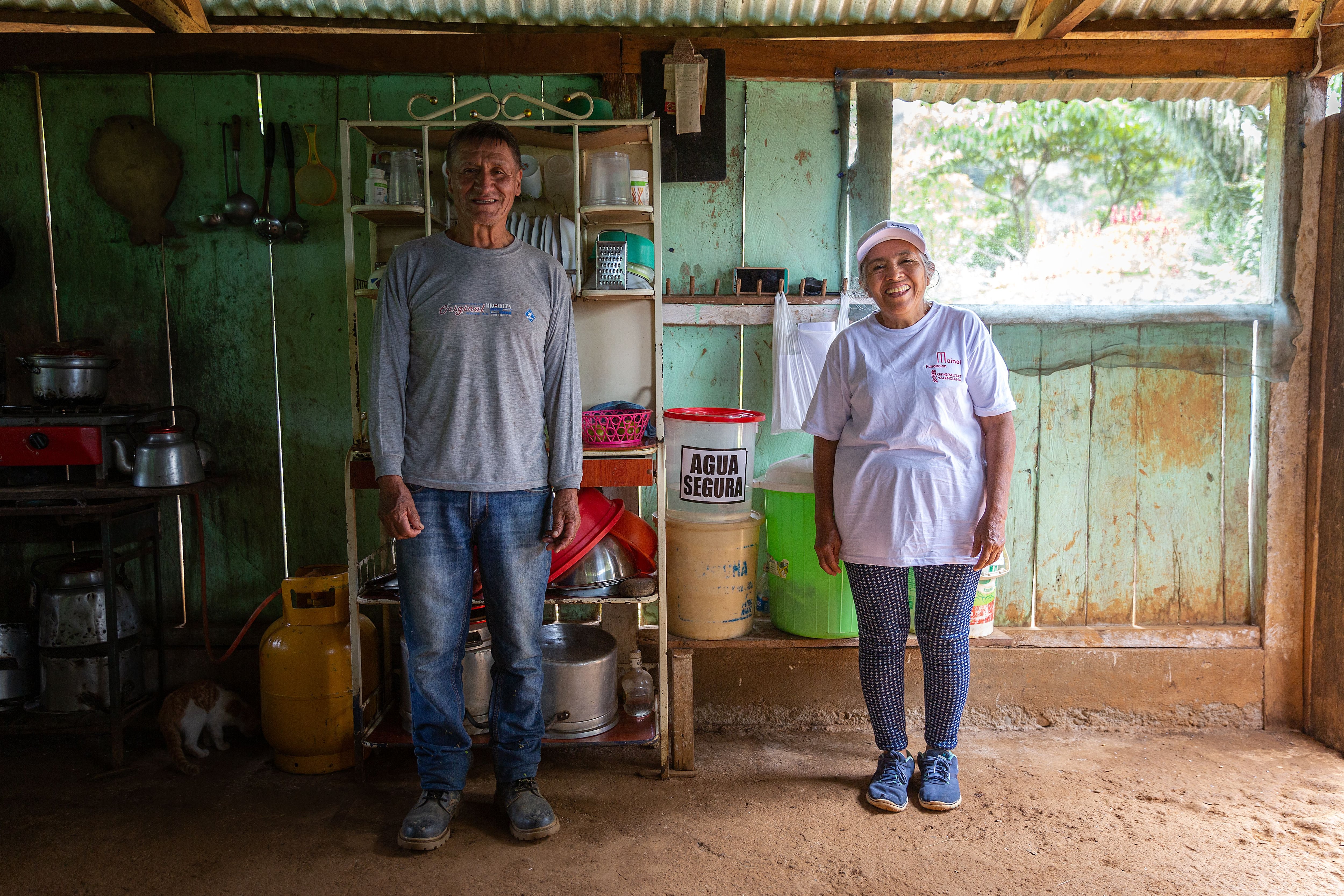 Hilarión Roncal y Esther Arteaga posan en su casa, en la comunidad de Bolívar. Ellos, como la mayoría de familias, se dedican al cultivo de café y cacao. Además de abastecer de agua limpia a las comunidades, el proyecto les ha ayudado a ordenar sus viviendas. Esther destaca el cambio que ha supuesto reordenar los espacios de su hogar: “Antes compartíamos salón, cocina y era todo un poco caos… Ahora hemos aprendido a separar espacios y a mantener limpia la vivienda. Hemos cambiado nuestra forma de vida”.