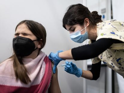 Una niña de ocho años se vacuna contra la covid-19
