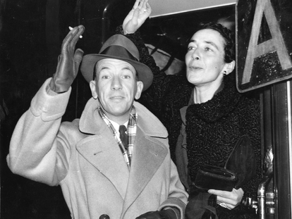 Noël Coward y su amiga y colaboradora Gladys Calthrop se suben a un tren camino de Nueva York en 1936.